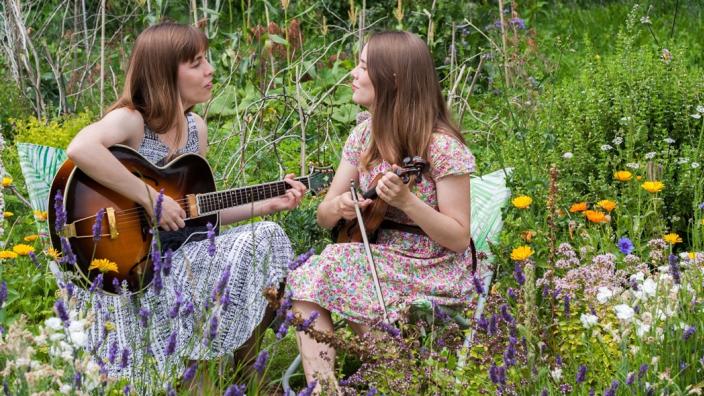 The Carrivick Sisters at Waterside