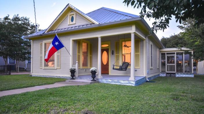 Century House - Queen Anne Bed And Breakfast Spa Fredericksburg Tx 78624 Century House - Queen Anne Bed And Breakfast Spa Fredericksburg Tx 78624