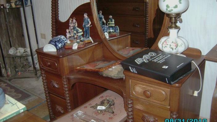 Auntie Bellum Antiques