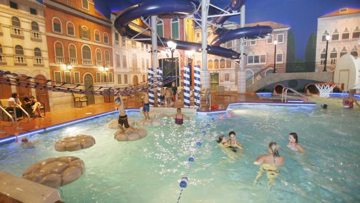 Holiday Inn Suites - Maple Grove