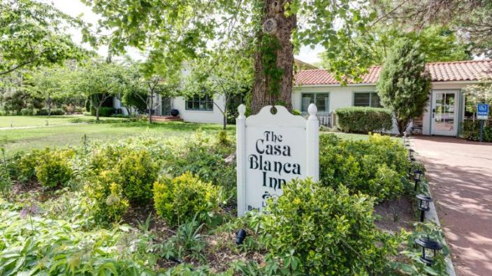 Casa Blanca Inn Suites