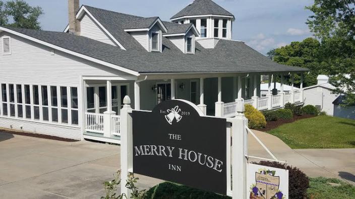 The Merry House Inn, Parsons King Bed And Breakfast Defiance Mo