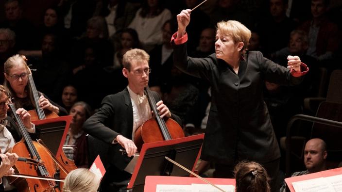 Marin Alsop conducts the Philharmonia Orchestra