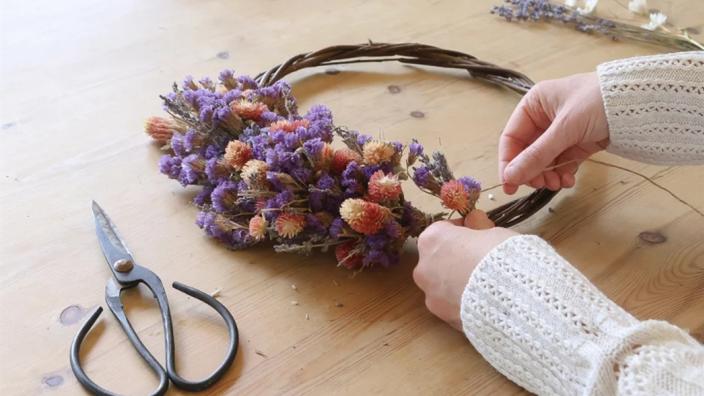 Dried flower Autumn wreath workshop | RHS Garden Wisley