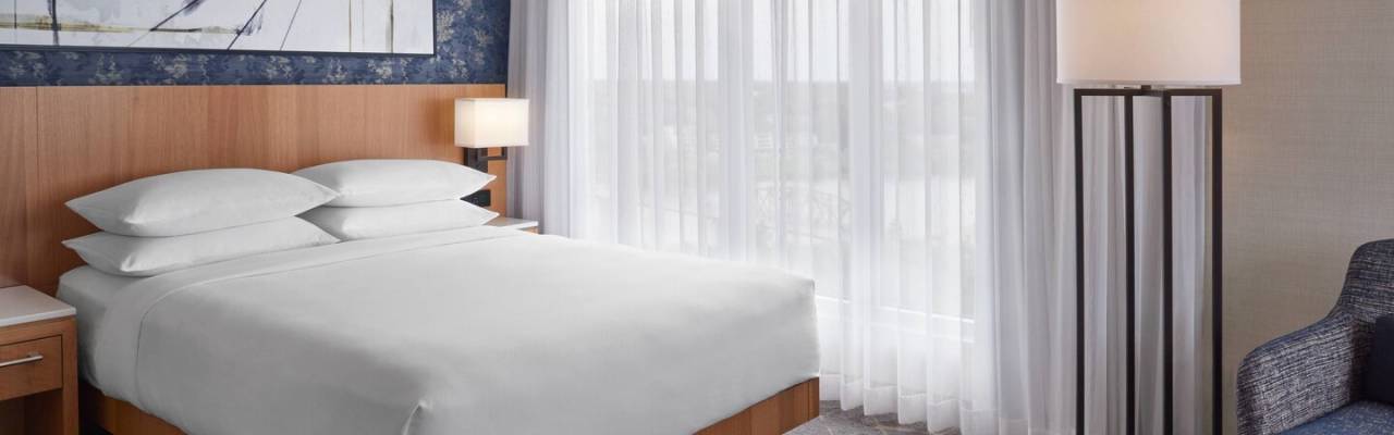 Corner Queen Guestroom