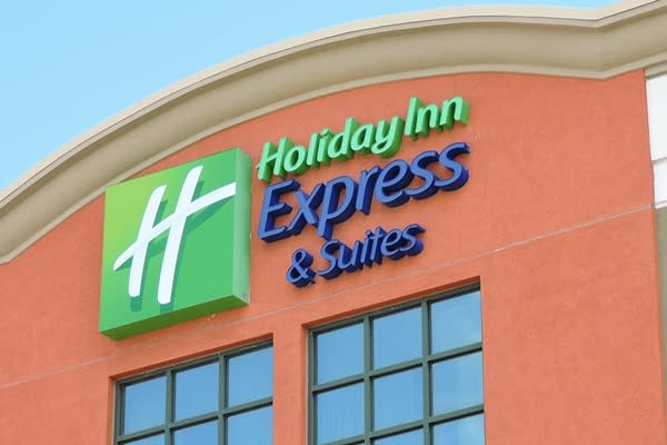 Holiday Inn Express Suites - 
