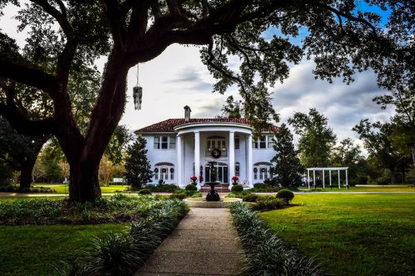 Oak Crest Mansion Inn