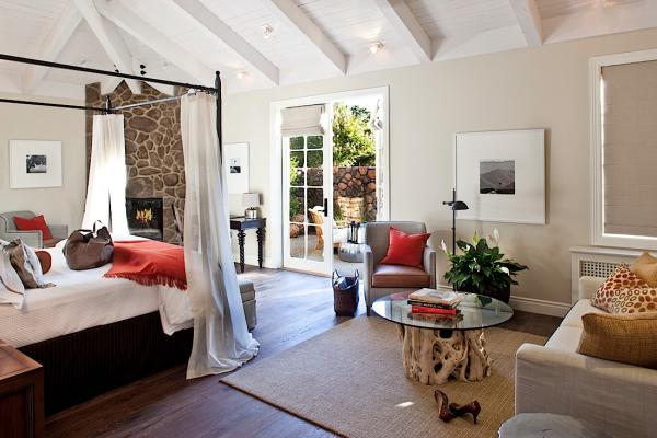 This room at Hotel Yountville offers visitors all of the amenities for their stay in Napa Valley.