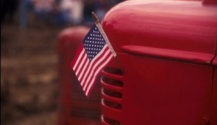 flag_redtruck.jpg flag_redtruck.jpg