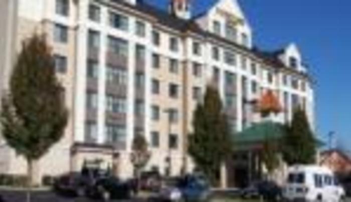 Courtyard By Marriott Long Island Macarthur Airport