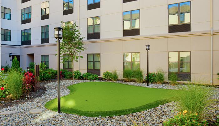 Outdoor Putting Green Outdoor Putting Green
