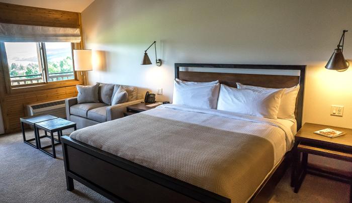 Bristol Harbour Deluxe Lakeview Hotel Room - Bed and Seating Area Bristol Harbour Deluxe Lakeview Hotel Room - Bed and Seating Area