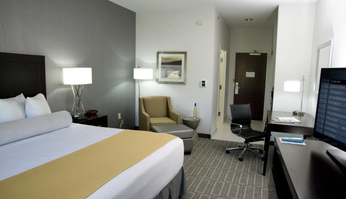 King Room With Sealy Pillow Top Mattress & Deluxe Linens King Room With Sealy Pillow Top Mattress & Deluxe Linens