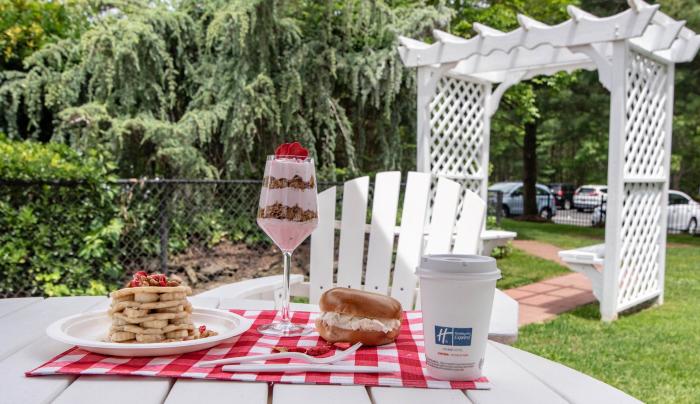 Enjoy FREE hot deluxe breakfast outside in our picnic area! Enjoy FREE hot deluxe breakfast outside in our picnic area!