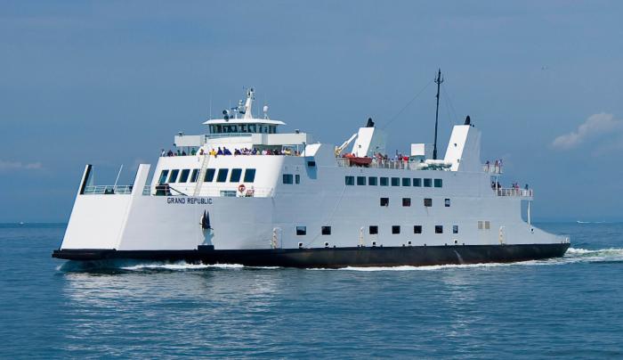 Minutes from Port Jefferson Ferry - FREE shuttle! Minutes from Port Jefferson Ferry - FREE shuttle!