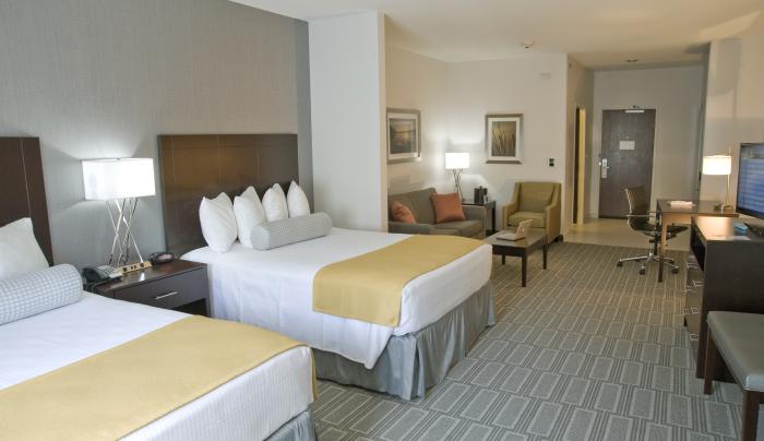 2 Queen Suite With Sealy Pillow Top Mattresses & Deluxe Linens 2 Queen Suite With Sealy Pillow Top Mattresses & Deluxe Linens