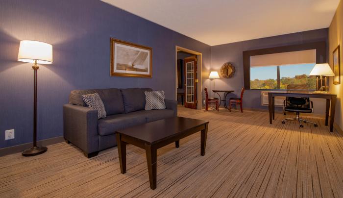 Two room deluxe bridal suite with separate jacuzzi bath. FREE hot deluxe breakfast included Two room deluxe bridal suite with separate jacuzzi bath. FREE hot deluxe breakfast included