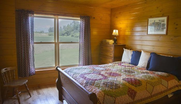 cobtree-vacation-rentals-canadice-king-room cobtree-vacation-rentals-canadice-king-room