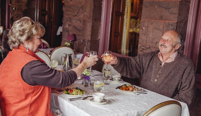 finger-lakes-belhurst-geneva-couple-toasting-wine finger-lakes-belhurst-geneva-couple-toasting-wine