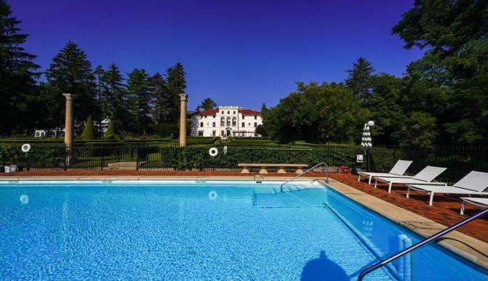 Photo of a blue pool at Geneva on the Lake Photo of a blue pool at Geneva on the Lake