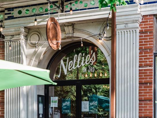 Outdoor dining on Nellie's Parklet | Credit AB-Photography.us