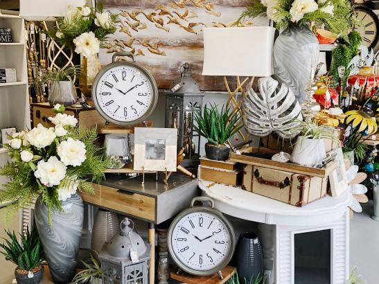 Clocks + lamps > credit AB-Photography.us.