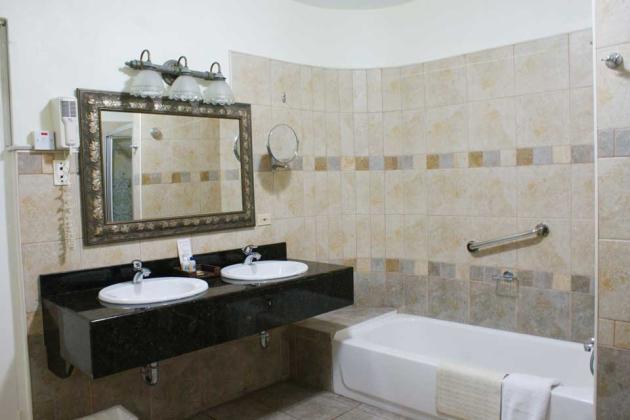 Altamont_Court_bath-room