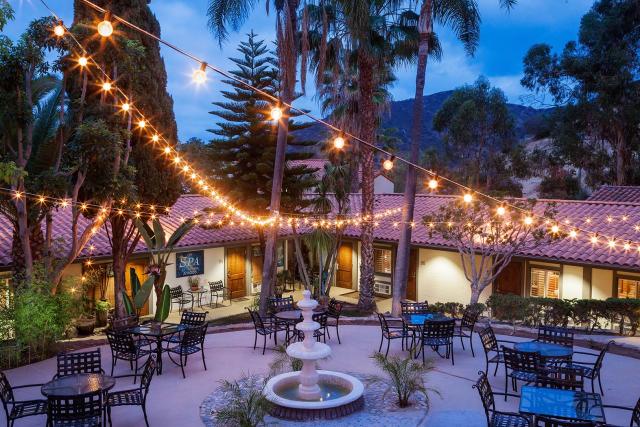 Outdoor Patio - Catalina Canyon Inn