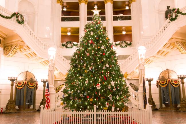 christmas-tree-capitol-harrisburg-pennsylvania