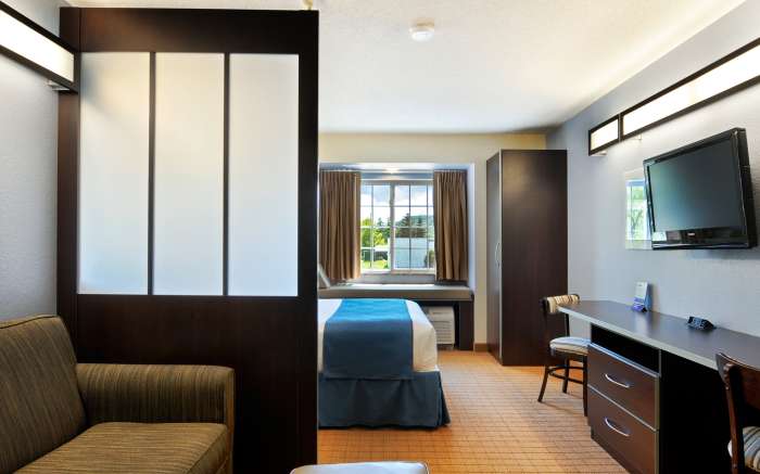 1 Queen Suite