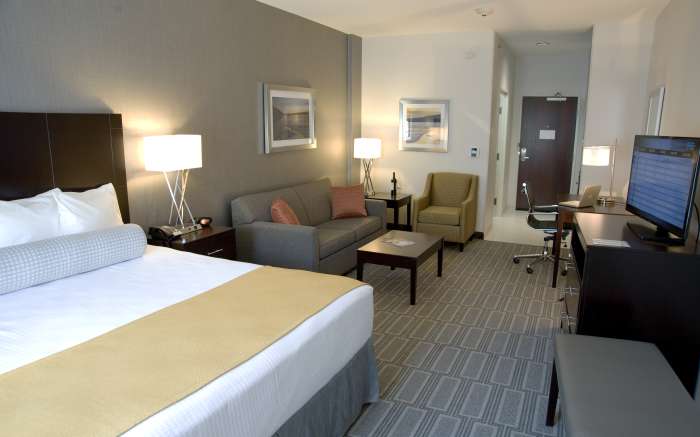 King Suite With Sealy Pillow Top Mattress & Deluxe Linens