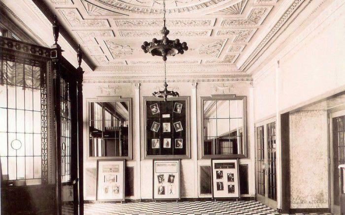 1922 Outer Lobby
