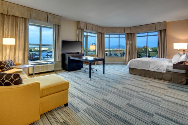 Hampton Inn Downtown Roanoke - Corner Suite