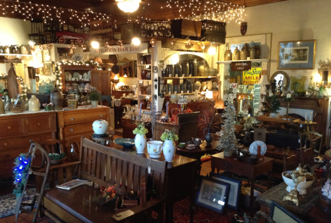 Vases and other antiques at Harris Hall of Antiques in Troutville,VA