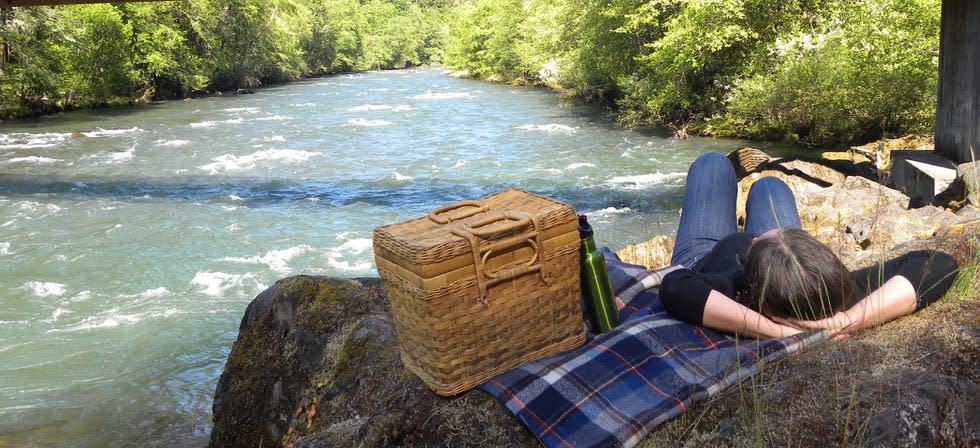 Greenwaters Park, Oakridge, Cascades, Picnic by the River