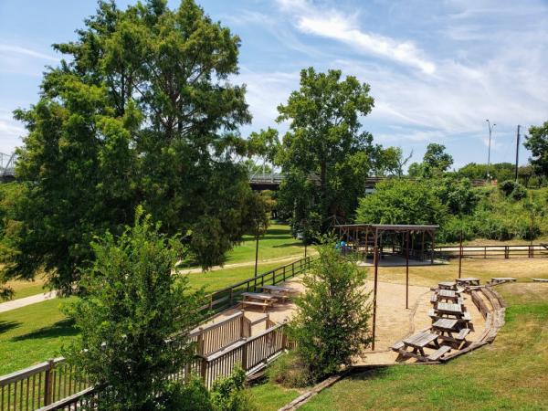 dallas socials park benches and tables