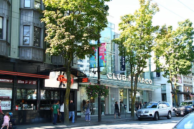 Robson Street street name sign. Robson Street is a famous shopping street  in downtown Vancouver Canada Stock Photo - Alamy