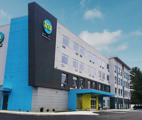 Picture of the front of the Tru by Hilton hotel in Elkhart, Indiana
