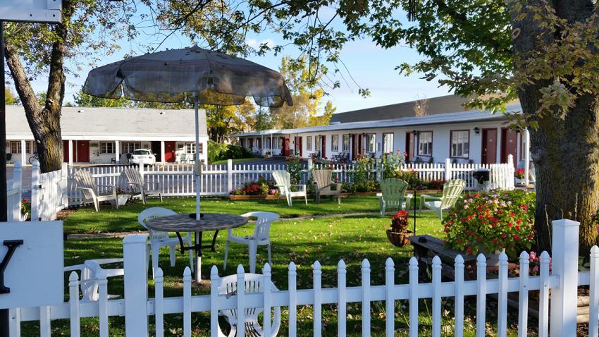 lafayette-motel-canandaigua-courtyard.jpg