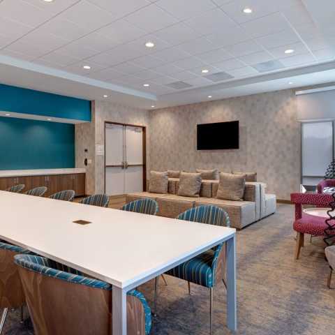 Poppy Meeting Room