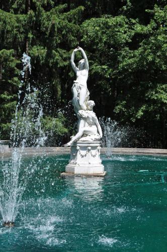 Statue in pool at Yaddo Gardens