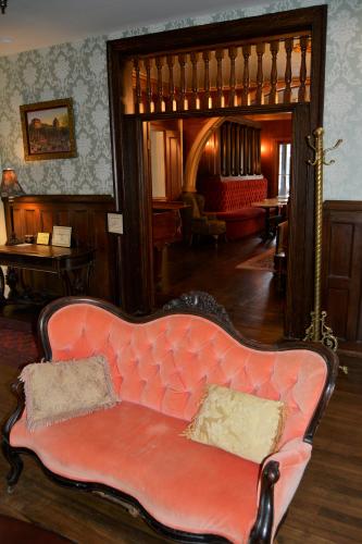 Inn at Saratoga parlor with salmon colored couch