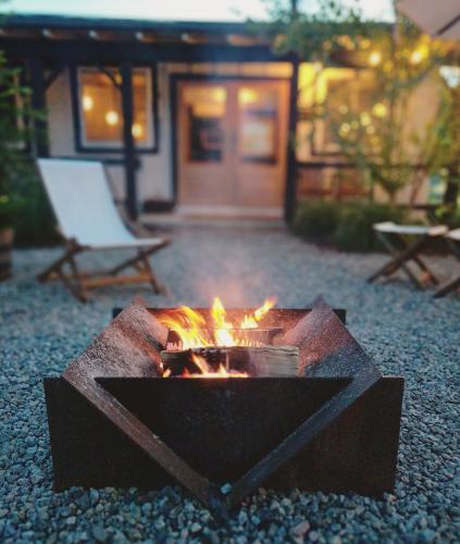 Firepit and chairs in front of Brentwood Hotel's entrance