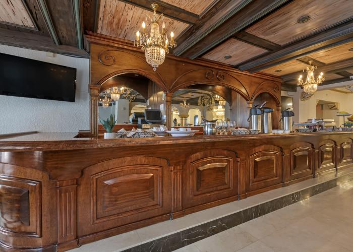 Lobby Bar with Complimentary Daily Continental Breakfast