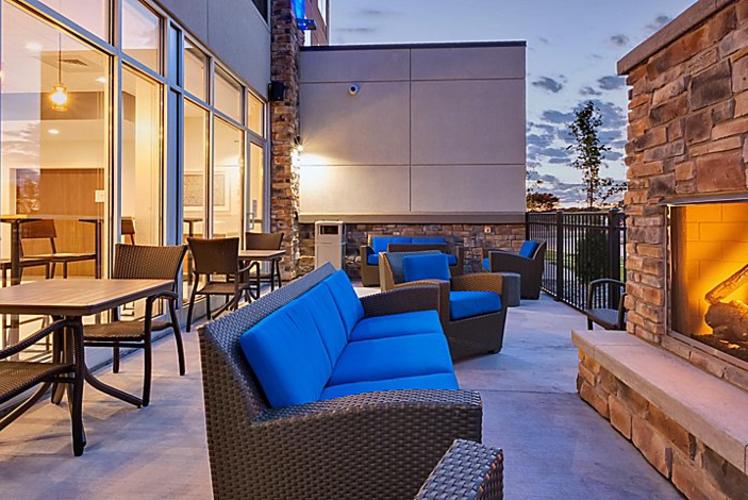 Holiday Inn Express Eau Claire West Patio