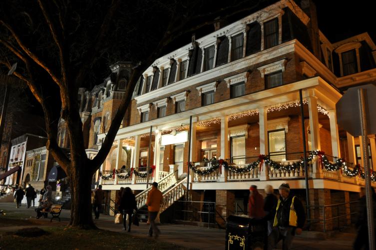 Saratoga Arms exterior decorated for Christmas