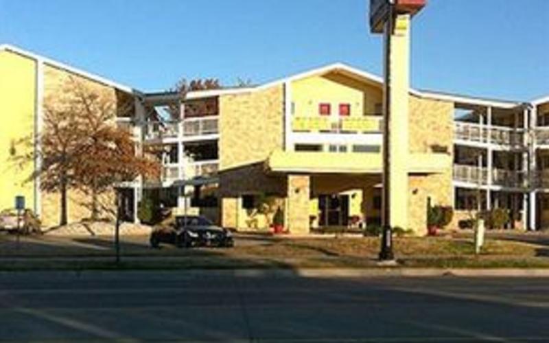 Oaktree Inn Suites