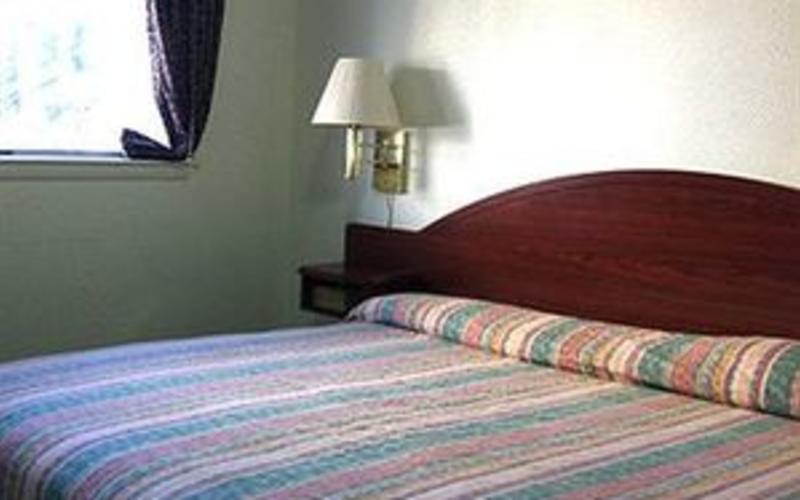 Oak Tree Inn Suites - 