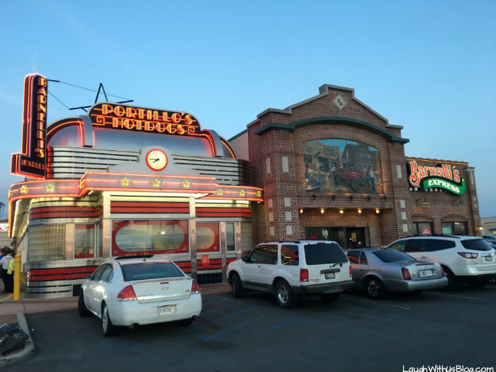 Portillo’s Hotdogs Merrillville exterior at night