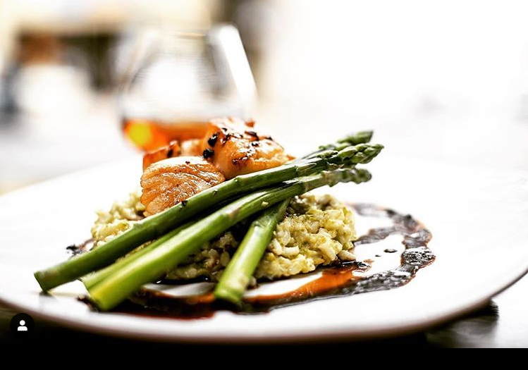 Dish with asparagus, scallops and risotto